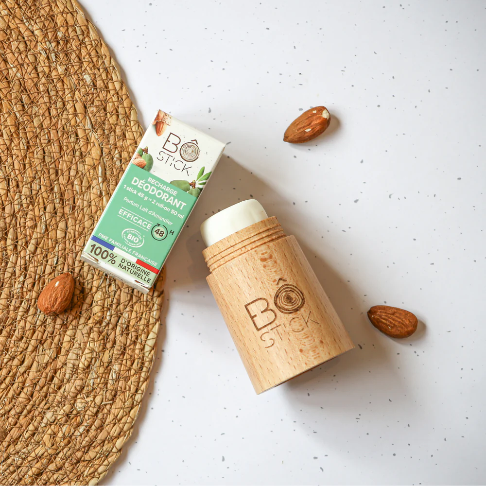 Présentation du parfum lait d'amandier et de l'applicateur en bois